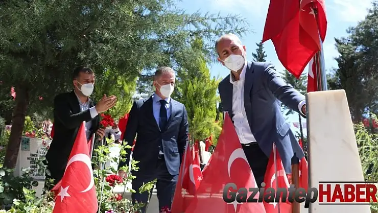 Adalet Bakanı Gül, bir ay önce ölen annesinin mezarını ziyaret etti