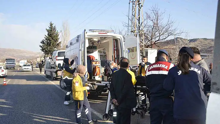Adıyaman'da 16 yaşındaki çocuğun kullandığı araç trafoya çarptı: 3 yaralı
