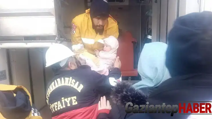 Afyonkarahisar ekibi anne ve bebeğini enkazdan sağ kurtardı