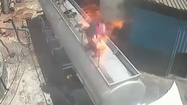 Ağzında sigara ile açtığı tanker kapağı bomba gibi patladı: O anlar saniye saniye kamerada