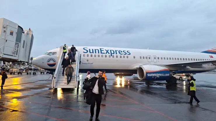 Ajet'ten bilet alan vatandaşları SunExpress'e bindirip, arıza sebebiyle indirdiler