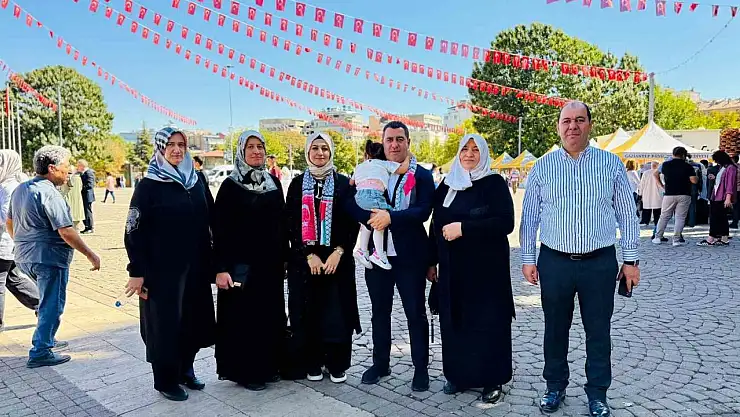 AK Parti Milletvekili Bozgeyik, 'Gazze İçin Sessiz Çığlık' eylemine ailesiyle katıldı