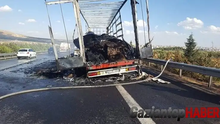 Gaziantep'te tır seyir halindeyken alev aldı