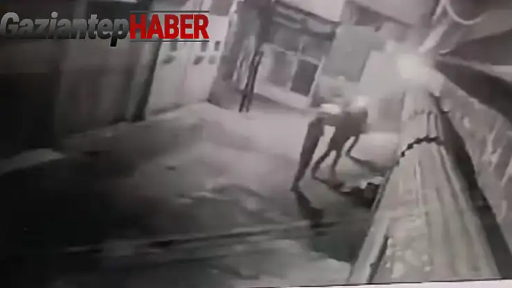 Ara sokaktan gelen 3 şahıs motosiklettekilere kurşun yağdırdı