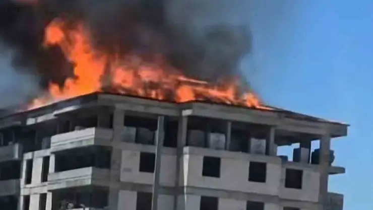 Araban'da 5 katlı bina inşaatının çatısında yangın çıktı