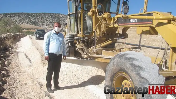 Araban'da bozuk yollarda asfalt çalışmaları sürüyor