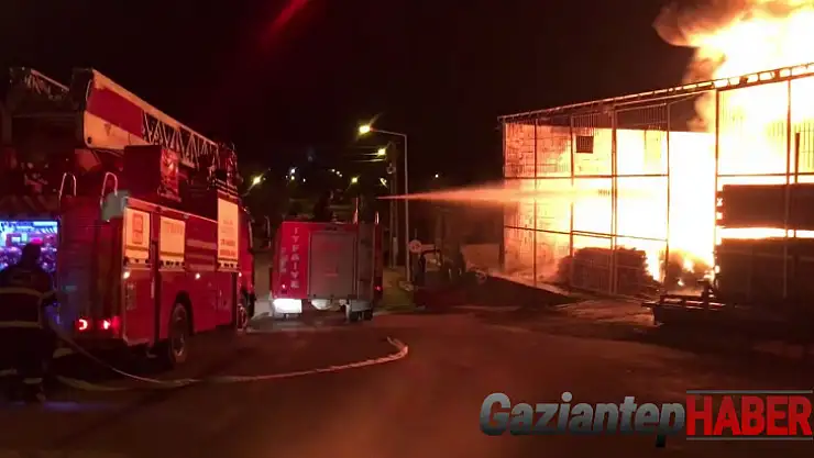 Araban'da tarım aletlerinin bulunduğu depo yandı