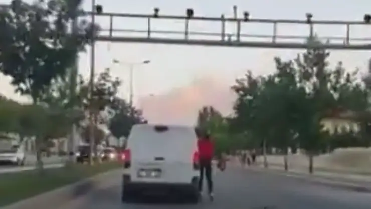 Araca tutunarak ilerleyen patenli gencin tehlikeli yolculuğu kameraya yansıdı