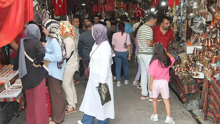 Aşırı sıcağa rağmen Gaziantep turist akınına uğruyor
