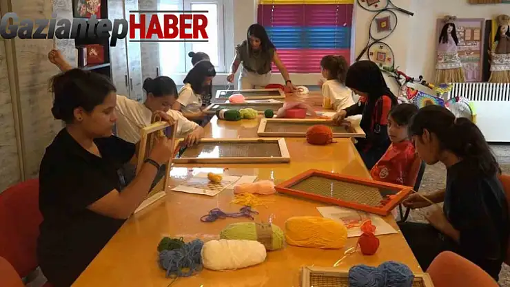 Atık malzemeler öğrencilerin elinde sanat eserine dönüşüyor