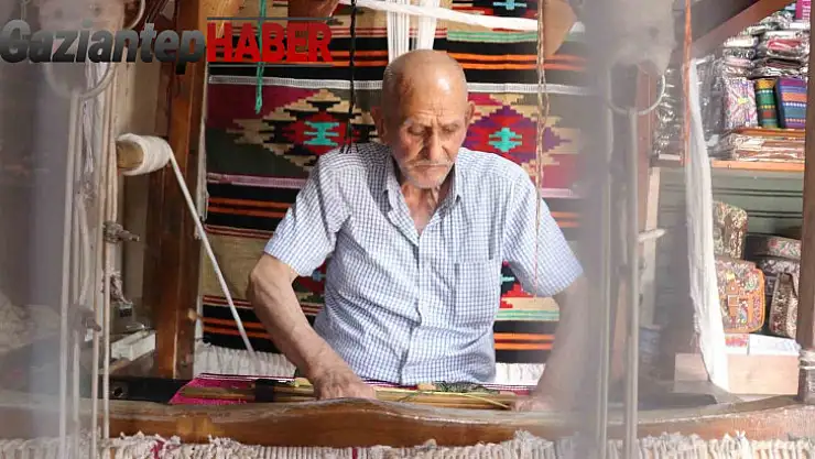 Babasından öğrendiği kilim dokuma mesleğini 3 metrekarelik dükkanında yaşatıyor
