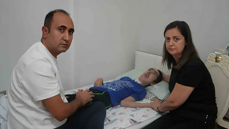 Bademcik ameliyatı sonrası engelli kalan küçük Hüseyin'in ailesi ilk kez konuştu: 'Keşke biz bu 109 milyonluk tazminatı almasak da oğlum gelip benden sadece 1 TL harçlık isteyebilse'