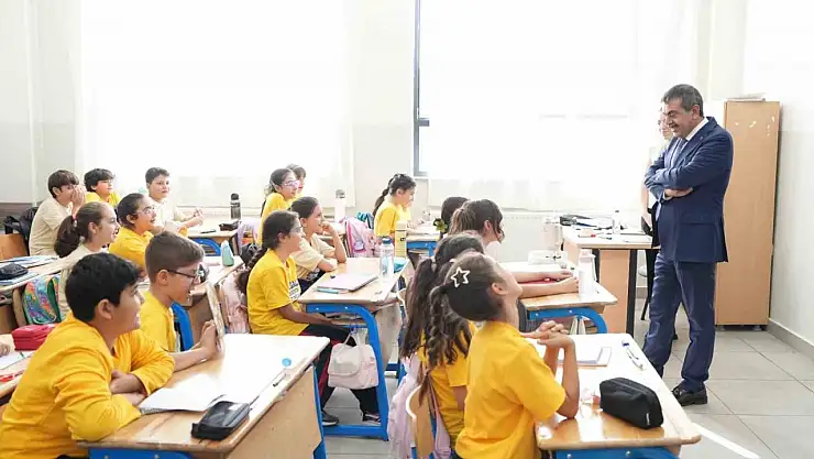 Bakan Tekin'den Gaziantep'te sürpriz okul ziyareti