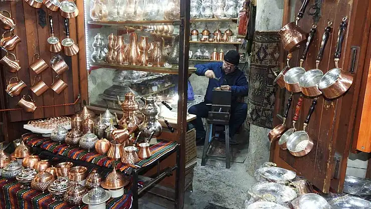 Bakırdan çıkan sesle huzur buluyorlar