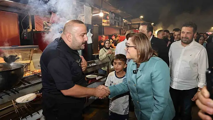 Başkan Şahin, Festival Park'ta vatandaşlarla buluştu