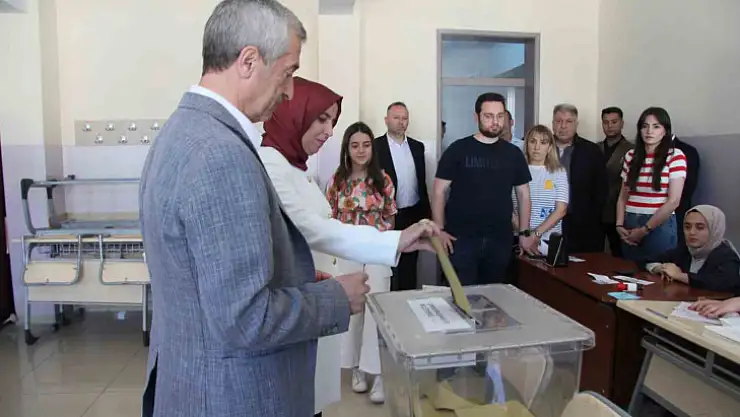 Başkan Tahmazoğlu eşiyle birlikte oyunu kullandı