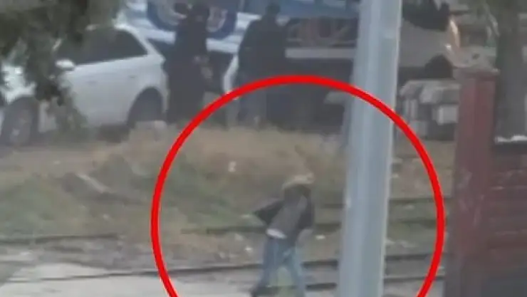İki bıçakla polise saldıran terörist polis köpeğiyle etkisiz hale getirildi 