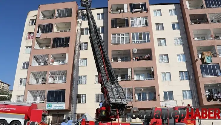 Beş katlı binanın çatı katında yangın çıktı