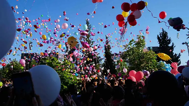 Binlerce balon minik Elif Azra için gökyüzüne bırakıldı