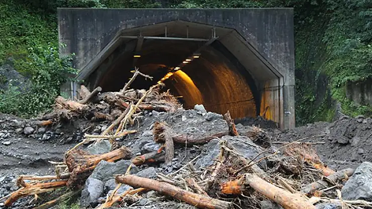 Borçka'da taşan dere tüneli kapattı