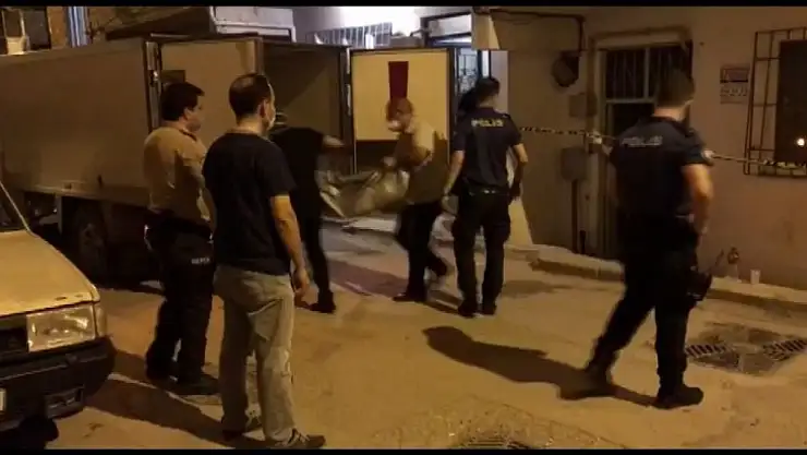 Anne ve 2 çocuğunun cansız bedeni bulunan evde acı bekleyiş sürüyor