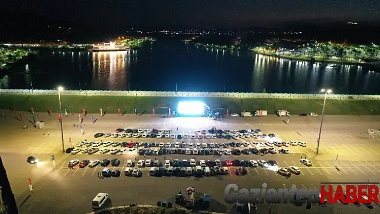 Büyükşehir'in arabalı sinema günlerine yoğun ilgi