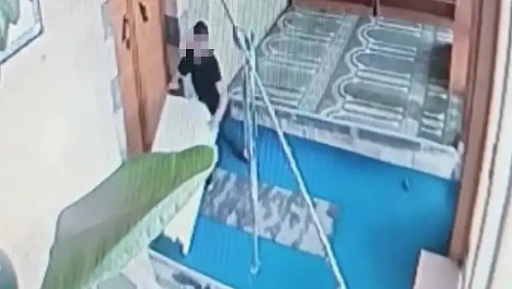 Camiden çalmak istediği yardım kasasının altında kaldı