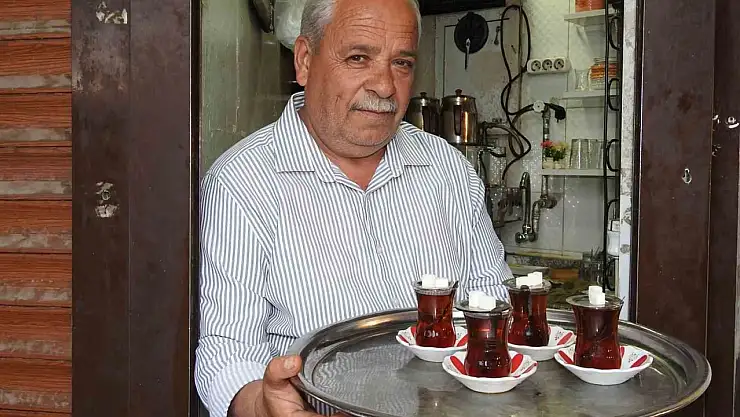 Çaycı İsmet Usta'nın ocağı 35 yıldır bir metrekarelik dükkanda kaynıyor