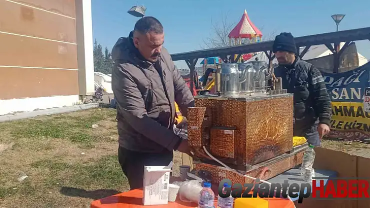 Çaycı kendi imkanları ile gittiği Gaziantep'te depremzedelerin içini ısıtıyor