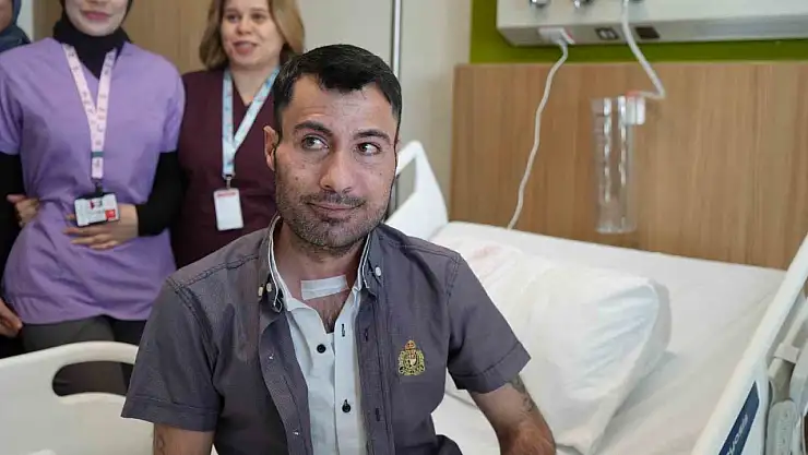 Çenesindeki dev tümörden kurtuldu, bacağından alınan kemikle yeni yüzüne kavuştu