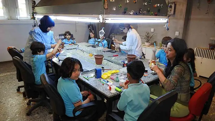 Çocuklar camları sanata dönüştürüyor