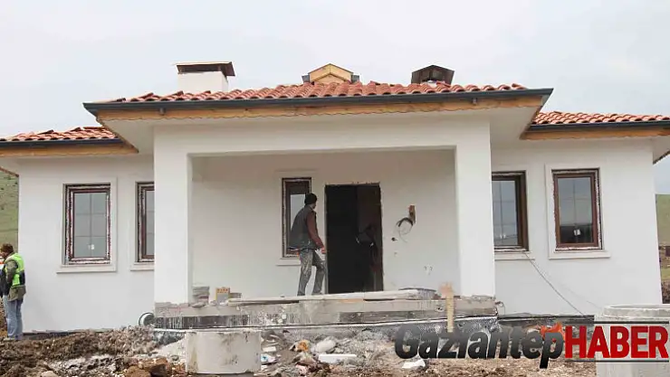 Deprem bölgesinde yapılan köy evlerinin ilk etabı bayramda teslim ediliyor