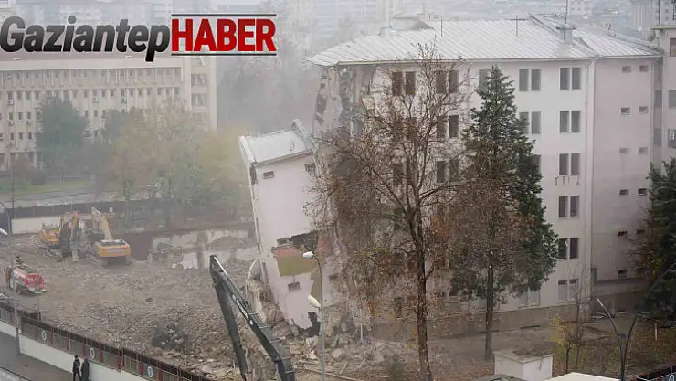 Depremde ağır hasar alan Gaziantep Emniyet Müdürlüğü Binası yıkım işlemleri sürüyor
