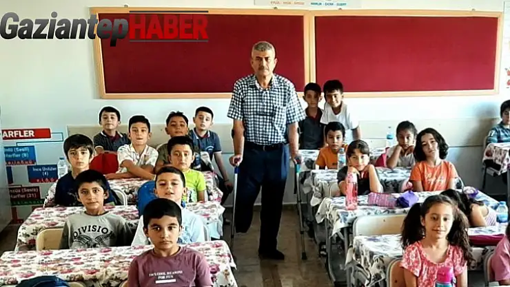 Depremde eşini ve çocuğunu kaybeden, 18 saat enkaz altında kaldığı için bacağını da kaybeden öğretmen Kadir Özer her şeye rağmen bugün ders başı yaptı