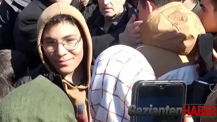 Depremden ayakkabı giyemeden kaçan çocuklara Bakan Soylu sahip çıktı