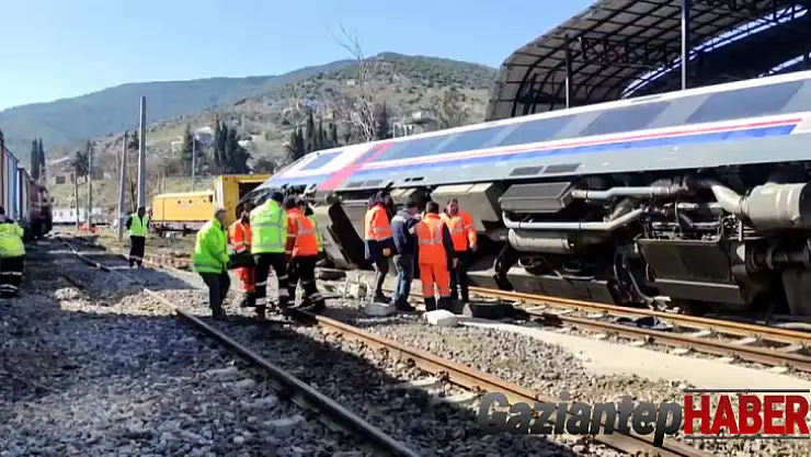 Depremin devirdiği trenler kaldırılıyor
