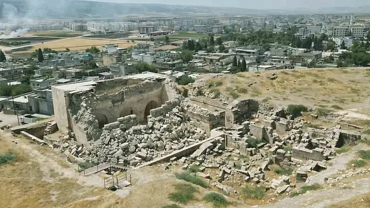 Depremlerde ön cephesi çöken tarihi iç kale camii onarılmayı bekliyor