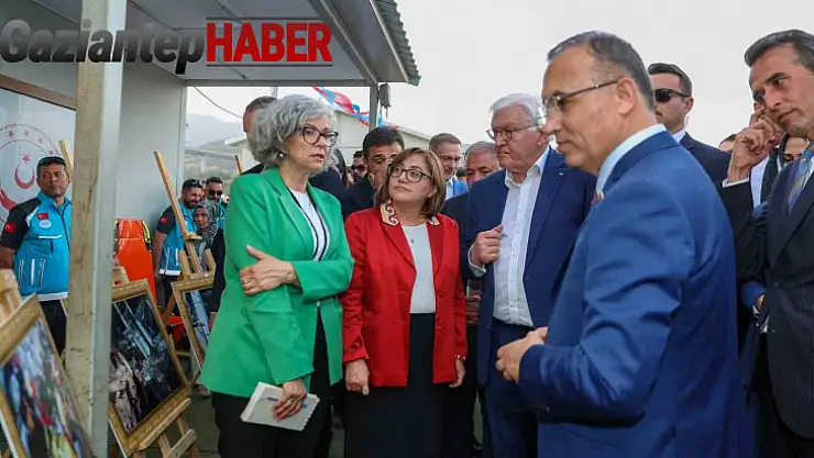 Depremzedelerden Başkan Şahin'e güllerle teşekkür