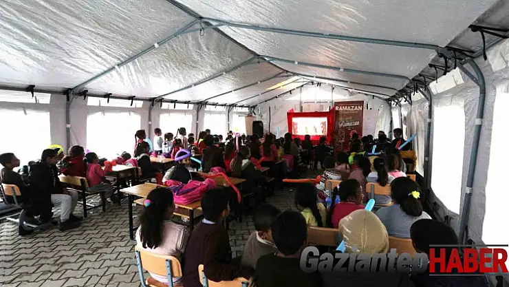 Depremzedelerin yüzleri Hacivat ve Karagöz oyunuyla gülüyor