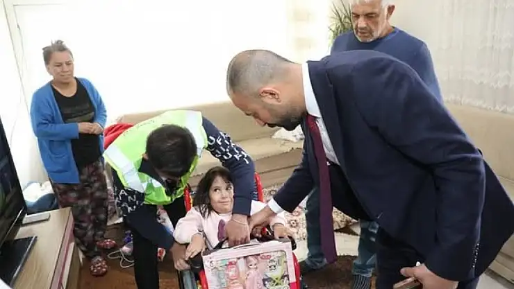 Doğan'dan 2 vatandaşa akülü ve manuel sandalye hediyesi