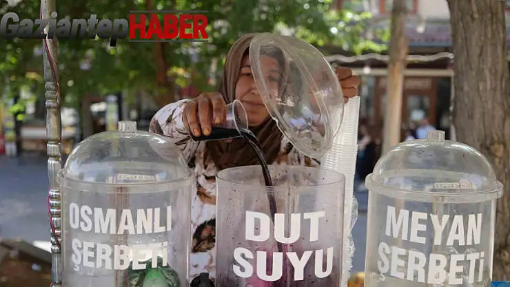Dut ağacının altında, dut suyu satıyor