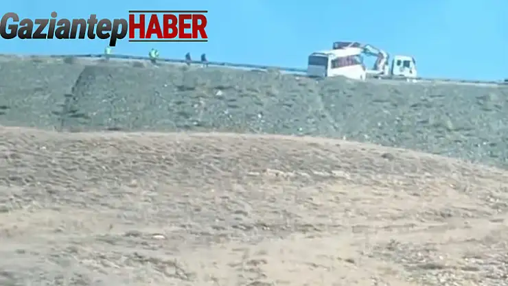 Düzensiz göçmenleri taşıyan midibüs takla attı: 5 ölü, 21 yaralı
