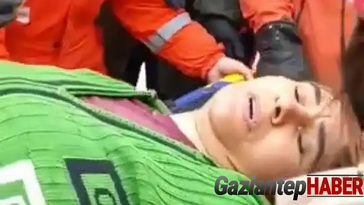 Ekiplere seslenen anne ve kızı enkazdan çıkarıldı