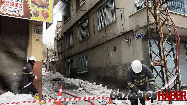 Elektrik kontağı evi yaktı, 2 kişi dumandan etkilendi