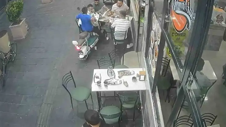 Elektrikli bisiklet yemek yiyenlerin arasına daldı