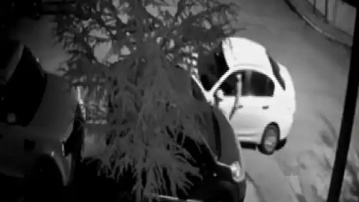 Elindeki cisimle araçları çizdi, rahat tavırları 'pes' dedirtti