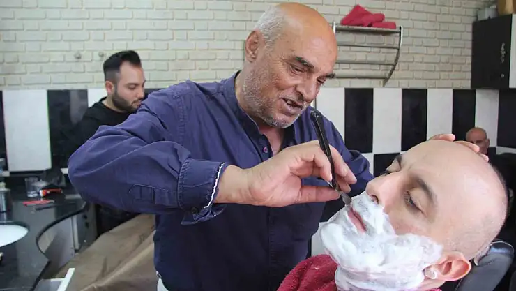 Emektar berber 50 yıldır usturasını elinden bırakmıyor