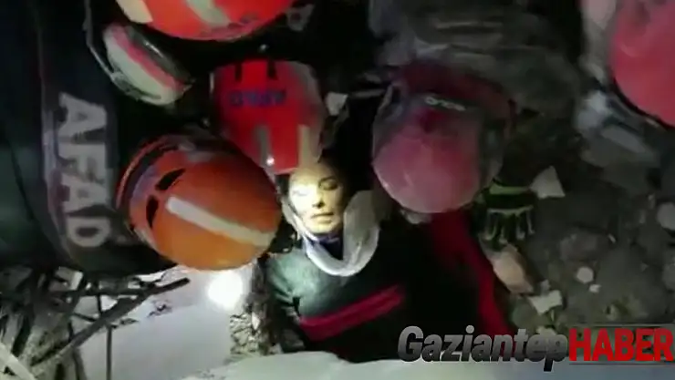 Enkaz altındaki kadın 99'uncu saatte kurtarıldı