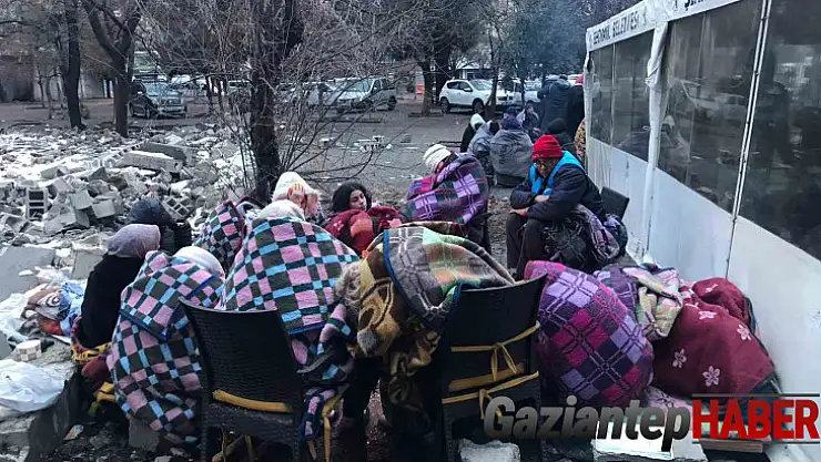 Enkaz bölgesinde ateş başında sabahladılar