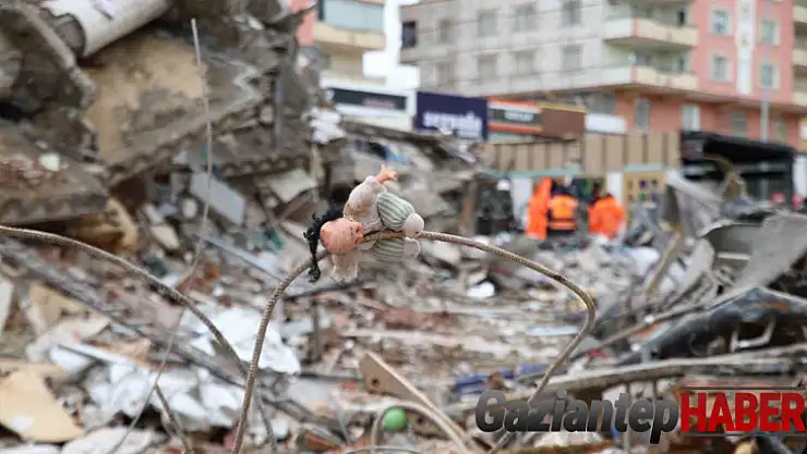 Enkazda dram...Yıkılmış bina enkazı arasındaki bebek oyuncakları yürek dağladı